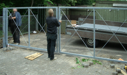Montering og justering af galvaniseret stl gitterport-lge til afsprring af affaldsplads til grenaffald, haveaffald. 