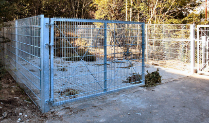 Etablering af indhegning med dobbelt portlge. Dobbelt portlge bekldt med Panelhegn Type msi-PH-572. Hegn om affaldsplads til grenaffald, haveaffald. 