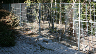PanelHegn Hegnsstolper er faststbt, panelhegn-sektioner tilpasses og monteres. Panelhegn i hjde fra 1800 mm og opefter kan monteres med pigtrd p overkant af hegn.