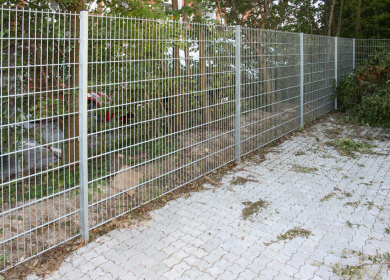 Panelhegn er kraftige sikre, vedligeholdelsesfri og enkle stlhegn at etablere, enten med faststbte hegnsstolper. Eller hegnsstolper, balustre, kan leveres med fodplader til fastboltning. 