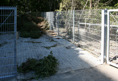 Indhegning for midlertidig opbevaring grenaffald: Panelhegn Type msi-PH-572. Hegn om affaldsplads med adgang via aflselig dobbelt portlge, bekldt med panelhegn.