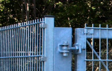 Panelhegnet`s verste del bestr altid af 30 mm lodrette rundjern der fungerer som adgangsbegrnsende pigge.