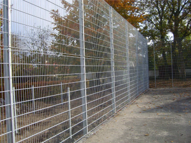 Panelhegn hjde: 4070 mm af 2030 + 2030 mm  Hegnsstolper af 80 x 40 x 2 mm Firkantrr. Panelhegn maskestrrelse er lodret 200 mm og vandret 50 mm, hvilket effektivt forhindrer fodfste og dermed klatrings mulighed.