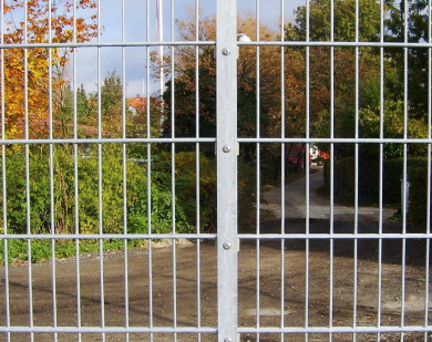 Panelhegnet samles p hegnsstolper med galvaniserede special beslag-skinner og rustfri bolte, til samling af hegnet.