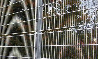 Hje Panehegn samles af flere standard panelhegn`s sektioner p hegnsstolper med galvaniserede special beslag-skinner og rustfri bolte.