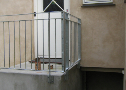 Galv. Hovedtrappe Gel�nder. Sammen boltet r�kv�rk, side-monteret. Fremstillet som varmgalvaniseret r�kv�rk Type 06 Monteret i murv�rk og udvendig p� beton trappe.