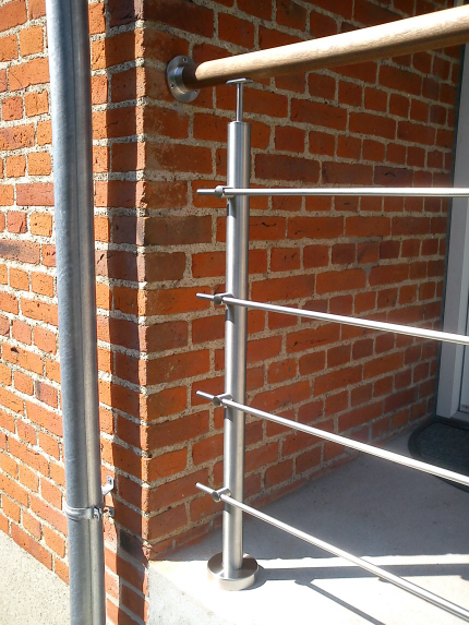 HovedTrappe gelnder. Gelnder, Rkvrk af Crosinox Rustfrit-Stl. Medlbere, udfyldning, af Rustfrit-Stl stnger. Tr Hndliste af Mahogni.