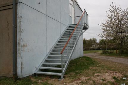 Ligel�bstrappe med repos og trin af st�l-pladetrin type msi-O2-AC., St�l-vanger, p�boltet Gel�nder r�kv�rk, h�ndliste mahogni.