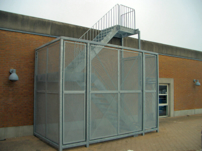 Trappe sikring med st�lbur med afl�selig st�ld�r, i forbindelse med adgang til tagteknik. St�lbur bekl�dning af galvaniseret str�kmetal.