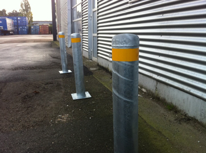 Pris-billige Pullerter med fod m. bolthuller for montage direkte p overflade. Pullerter som beskyttelse, anti pkrsel sikring, af bygningsdele, udendrs trapper. Pullerter beskytter udendrs installationer m.m. Pullert-Sikring mod rambuktyverier. Stolpe Pullerter kan monteres p nedstbt stlrr til frostfri dybde, der fyldes med beton. Stlrr Pullerter: Pullert, Leveres i svrvggede stlrr, m. lukket rund pullert afslutningstop varmgalvaniseret + refleksbnd. 