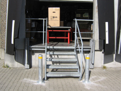 PULLERTER som sikring af udendrs vrdier:Sprrestolper, Jernple  Stolpe Pullerter i galvaniseret stl, som beskyttelse, anti pkrsel sikring, af bygningsdele, udendrs trapper, udendrs installationer m.m. Stolpe Pullerter kan alternativt monteres som her-vist, med Pullert stlfod og minimale stlbolte direkte p vej- plads- belgning, hvilket reducerer omkostninger ved reetablering efter evt. pkrsel af pullerter, idet det s typisk kun er pullert bolte/skruer + lidt belgn. der skades ved pkrsel af pullerten.Pullerter, Leveres i svrvggede stlrr, m. lukket rund pullert top varmgalvaniseret + refleksbnd. Pullerter i dimensionerne: Pullerter,  90mm - 200mm Pullerter, H = 400 - 1000mm incl. Pullert-fod