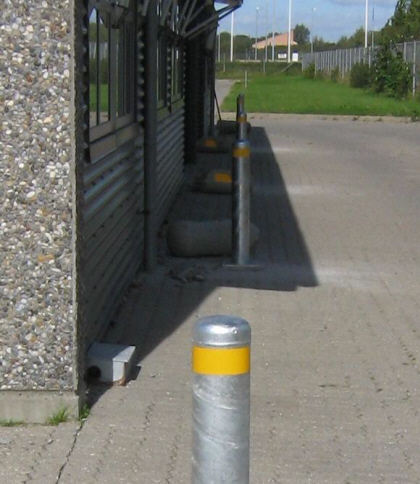 Pullerter i Galv. Stlrr.Sprrestolper, Jernple Stlrr Pullerter: Pullert, Leveres i svrvggede stlrr, m. lukket rund pullert afslutningstop varmgalvaniseret + refleksbnd. I dimensionerne: Pullerter,  90mm - 200mm Pullerter, H = 400 - 1000mm incl. Pullert-fod m. 4 bolthuller 