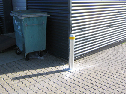 Billig Stlstolpe Pullert. PULLERTER: Stolpe Pullerter i galvaniseret stl, som beskyttelse, anti pkrsel sikring, af bygningsdele, udendrs trapper, udendrs installationer m.m. Stolpe Pullerter kan monteres p nedstbt stlrr til frostfri dybde, der fyldes med beton. Pullerter kan alternativt monteres som her-vist, med Pullert stlfod og minimale stlbolte direkte p vej- plads- belgning, hvilket reducerer omkostninger ved reetablering efter evt. pkrsel af pullerter, idet det s typisk kun er pullert bolte/skruer + lidt belgn. der skades ved pkrsel af pullerten.