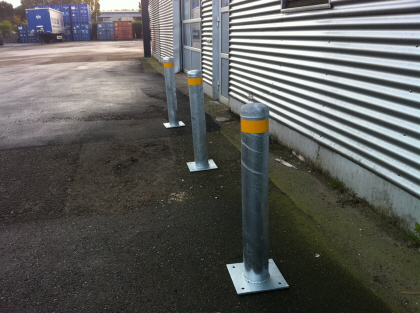 Stlrr Pullerter: Pullerter, Leveres i svrvggede stlrr, m. lukket rund pullert top varmgalvaniseret + refleksbnd. Pullerter i dimensionerne: Pullerter,  90mm - 200mm Pullerter, H = 400 - 1000mm