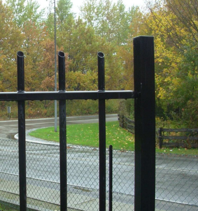 Balusterhegn panel msi-BH-401 fastg�relse: Hegnsfelter samles og fastg�res p� stolperne med h�rv�rkssikrede specialbeslag. Balusterhegn Type msi-BH-401: Kan leveres i alle RAL farver. 