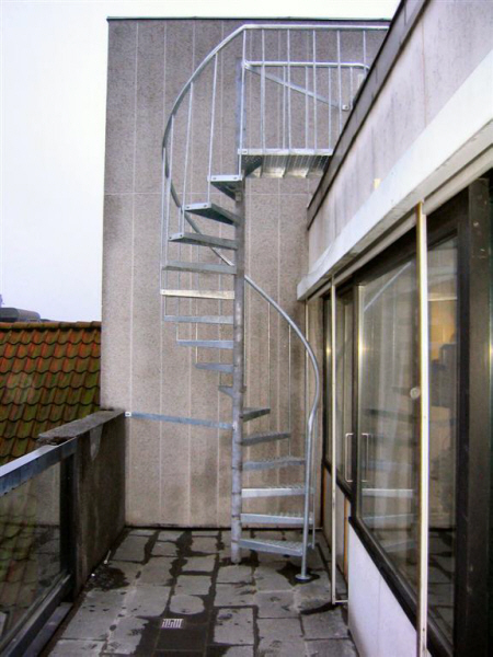 Montering af Spindeltrappe, repos, m. st�lr�r gel�nder r�kv�rk.