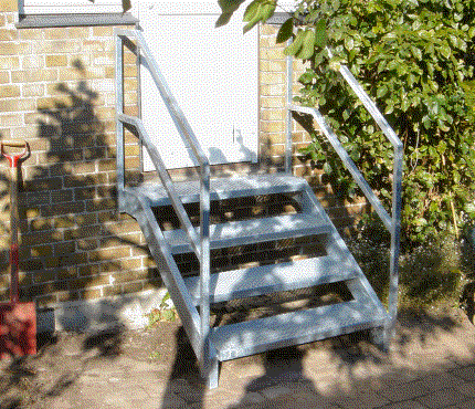 Gårdhave-trappe: Trappetrin af hulplade ståltrin. Gelænder og håndliste af galv firkantrør. Alt varmgalvaniseret. 