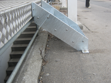 3-trin`s st�ltrappe Trappetrin af gitterriste.