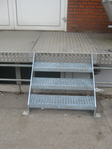 TRAPPER: 3-trin`s st�ltrappe Trappetrin af 50mm gitterriste, maskestr 30x30.