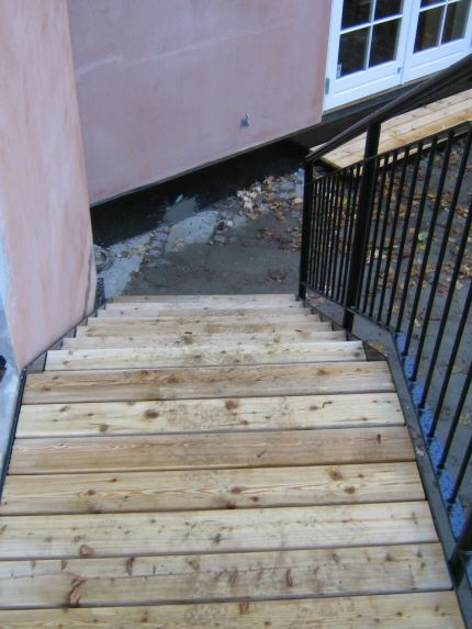 TRAPPE sortlakeret: Trappe med trtrin og repos-belgning af lrketr.