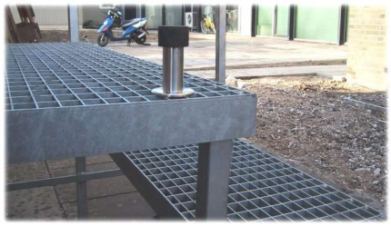 Billig St�ltrappe. Billig Trappe, let flytbar, til skurvogn, trailer og div. indgange, trappen er med h�jdejustering. 