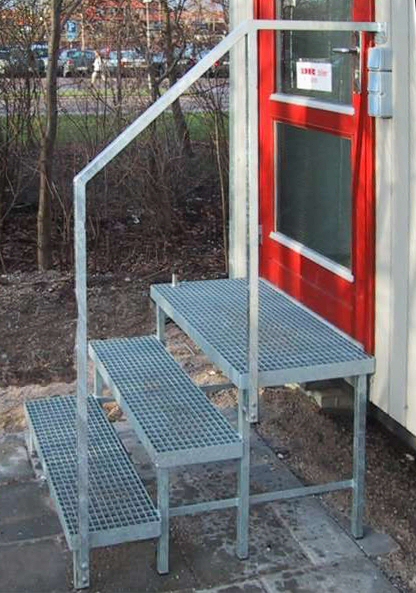 Billig St�ltrappe. Billig Trappe kan p�monteres gel�nder i begge sider. Billig Trappe, let flytbar, til skurvogn, trailer og div. indgange, trappen er med h�jdejustering.