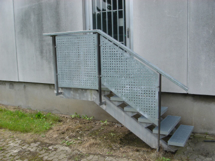TRAPPE med Gitter-Riste-trin og m�nstret hulpladev�rn. Trappegel�nder h�ndliste, af 50x25 firkantr�r. Gel�nder-v�rn p�boltet.