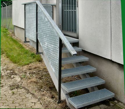 Opsadlet Trappe, Gel�nder med m�nstret hulplade trappev�rn. Trapperepos og trappetrin af galvaniserede gitterriste. Trappevanger af galv. HS-profil.