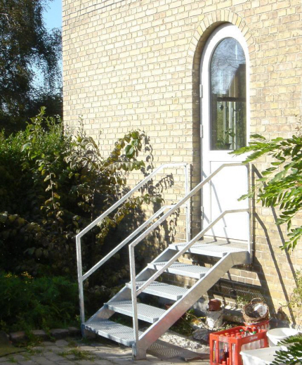 Udend�rs Galv. St�ltrappe, 5 trin: Trappe gel�nder af firkantr�r, fastsvejst p� vanger. Alt varmt galvaniseret.