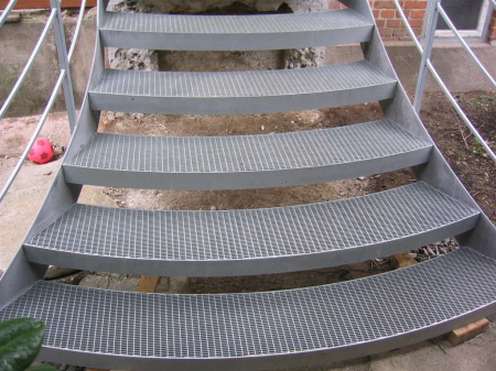 Design St�l Trappe: efter opgave. Galvaniseret St�l Trappe m. repos af gitterrist, m. faconsk�ret trin af finmasket gitterrist.Gel�nder r�kv�rk af galv. st�l, h�ndliste belagt m. gr� plast.