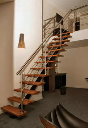 Indend�rs ny Trappe Opsadlet Indend�rs Ligel�bs-St�lTrappe,St�lvange pulverlakeret sort RAL, Trappetrin af Jatoba h�rdttr�, Gel�nder, r�kv�rk, v�rn Crosinox rustfrit st�l.