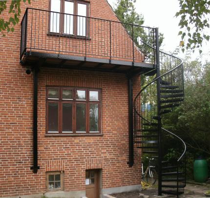 St�l Altan + Spindeltrappe: Montering af Altan-tr�gulv af h�rdtr�. Altan-St�l-altan med udgang til spindeltrappe.