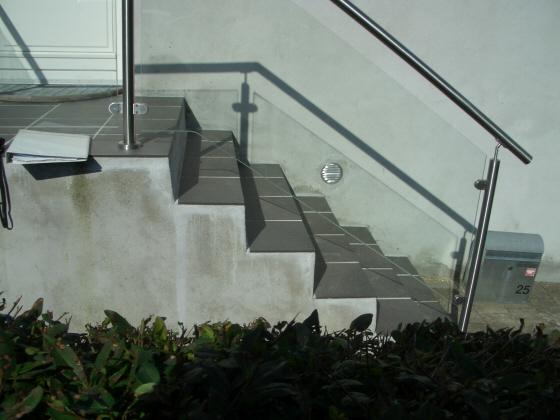 Trappe: Indgang gel�nder,r�kv�rk crosinox glasv�rn. Crosinox udend�rs trappegel�nder r�kv�rk: Ballustre,+ medl�ber,h�ndliste i rustfrit st�l,V�rn af lamineret sikkerhedsglas.SALG,Montering,Tilbud.