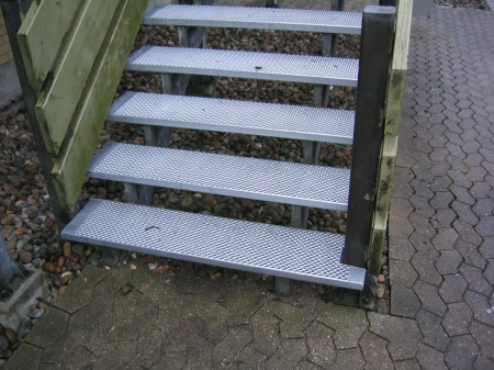 Standard pladetrin tilpasses til eksisterende trin-b�ringer, samt tilpasses vha. udsk�ringer til eks. stolper og balustre.