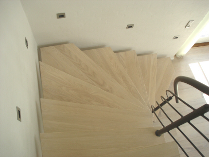 Opsadlet CENTER TRAPPE: Centertrappe-vange hjre-snoet til Kvartsving. Trappen monteret med lyse massive fyrplank trappetrin.