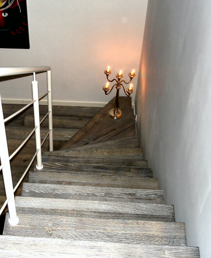 Center Trappe Opsadlet: Gel�nder-balustre monteret med gennemg�ende beslag og balustre, r�kv�rk og gel�nder hvidmalet. St�l Gel�nder og centervange hvidmalet. Gel�nder monteret p� de massive fyrplank trappetrin.