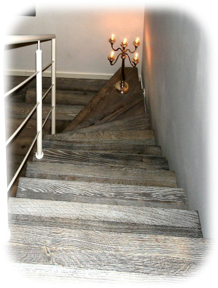 Opsadlet Center St�lTrappe: Gel�nder monteret p� de massive fyrplank trappetrin, udf�rt i tr�sort svarende til gulvbel�gning.