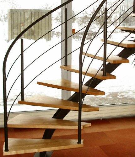 Opsadlet Trappe p� Centervange Venstre-snoet til kvartsving: Gel�nder-balustre, r�kv�rk og gel�nder malet i standard RAL farve koksgr�. Gel�nder monteret p� de massive trappetrin.