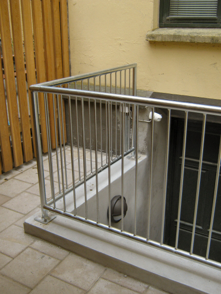 Billig Kldertrappe-Rkvrk-Gelnder: Kldertrappe-Rkvrk i 43mm galvaniseret rr med vrn af 10mm rundjern. 