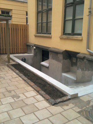Kldertrappe, Klder-nedgang: Klder-betontrappetrin og fundament renoveret og klar til Kldertrappe-Rkvrk-Gelnder. 