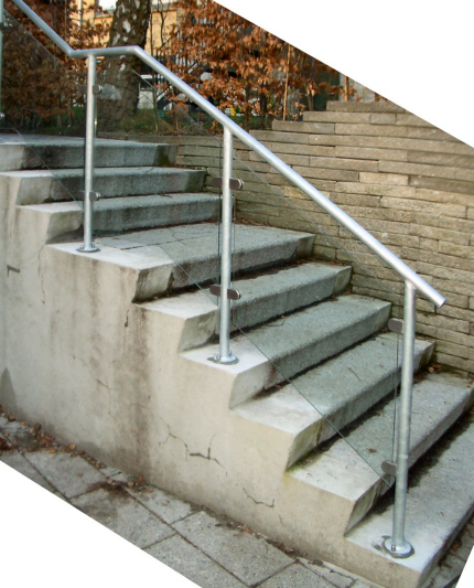 Indgangs TrappeGel�nder af galvaniseret 42 mm St�lr�r, med rustfri glasbeslag som holder for faconsk�ret lamineret sikkerhedsglas v�rn. 