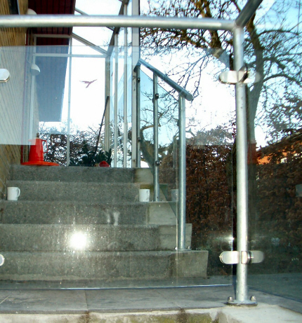 Trappe r�r-gel�nder r�kv�rk, af galv. 42 mm St�lr�r, med rustfri glasbeslag som holder for faconsk�ret lamineret sikkerhedsglas v�rn.