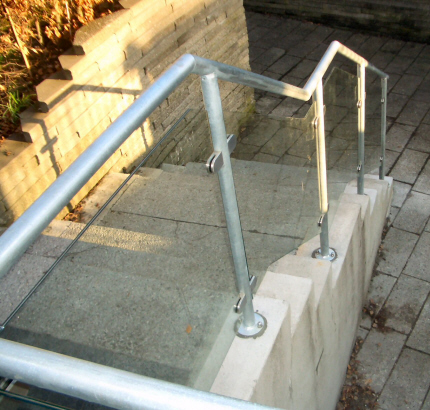 TrappeGel�nder r�kv�rk, af galv. 42 mm St�lr�r, med rustfri glasbeslag som holder for faconsk�ret lamineret sikkerhedsglas v�rn.