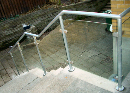 r�kv�rk, af galv. 42 mm St�lr�r, med rustfri glasbeslag som holder for faconsk�ret lamineret sikkerhedsglas