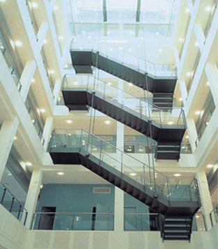 Design trappe i alternativ ophng. Gelnder, rkvrk-vrn i lamineret sikkerhedsglas. Design-trappen fremstillet efter kunde-specifikationer. 