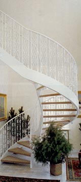 Design spindeltrappe: Pulverlakeret RAL satin-hvid, Gelænder værn type  , massiv bøgetræ trappetrin.