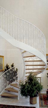 Design spindeltrappe: Pulverlakeret RAL satin-hvid, Gelnder vrn type  , massiv bgetr trappetrin.