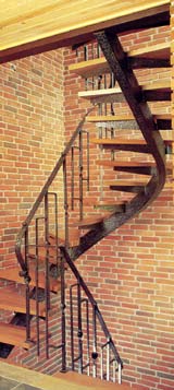 Design trappe: Opsadlet ½-sving-trappe med indvendig gelænder, trin i massiv fyrplank.