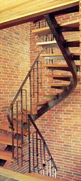 Design trappe: Opsadlet -sving-trappe med indvendig gelnder, trin i massiv fyrplank.