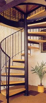 Design spindeltrappe: Trappe-søjle, trin-holdere, gelænder er  pulverlakeret i RAL matsort, massiv fyrplank trappetrin.